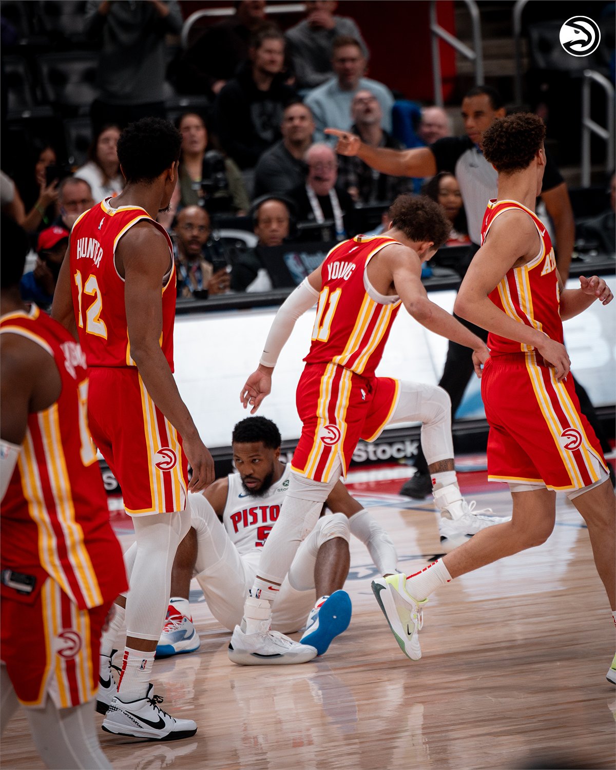 包含鹈鹕强势波兰男篮，约基奇三分雨点燃全场的词条