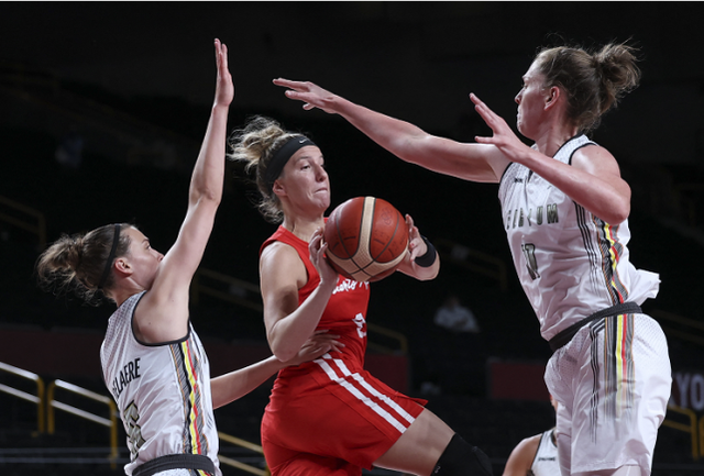 美国女篮成功卫冕，西班牙女篮屈居亚军