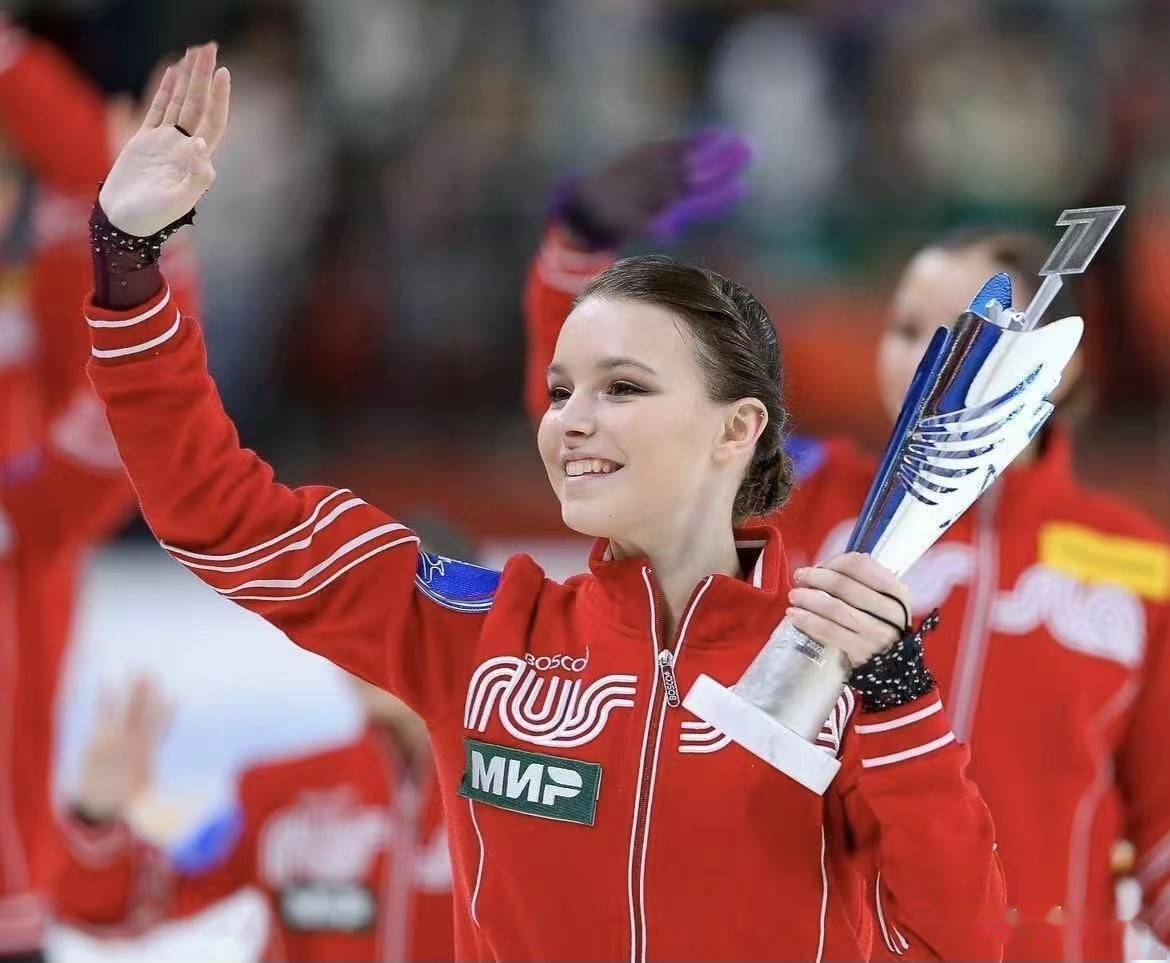 比利时运动员在花样滑冰项目中夺得奖杯