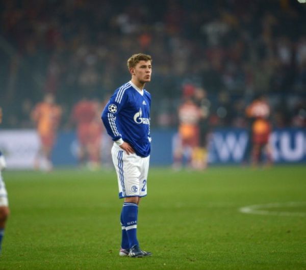 沙尔克青年队获得胜利，成为未来之星