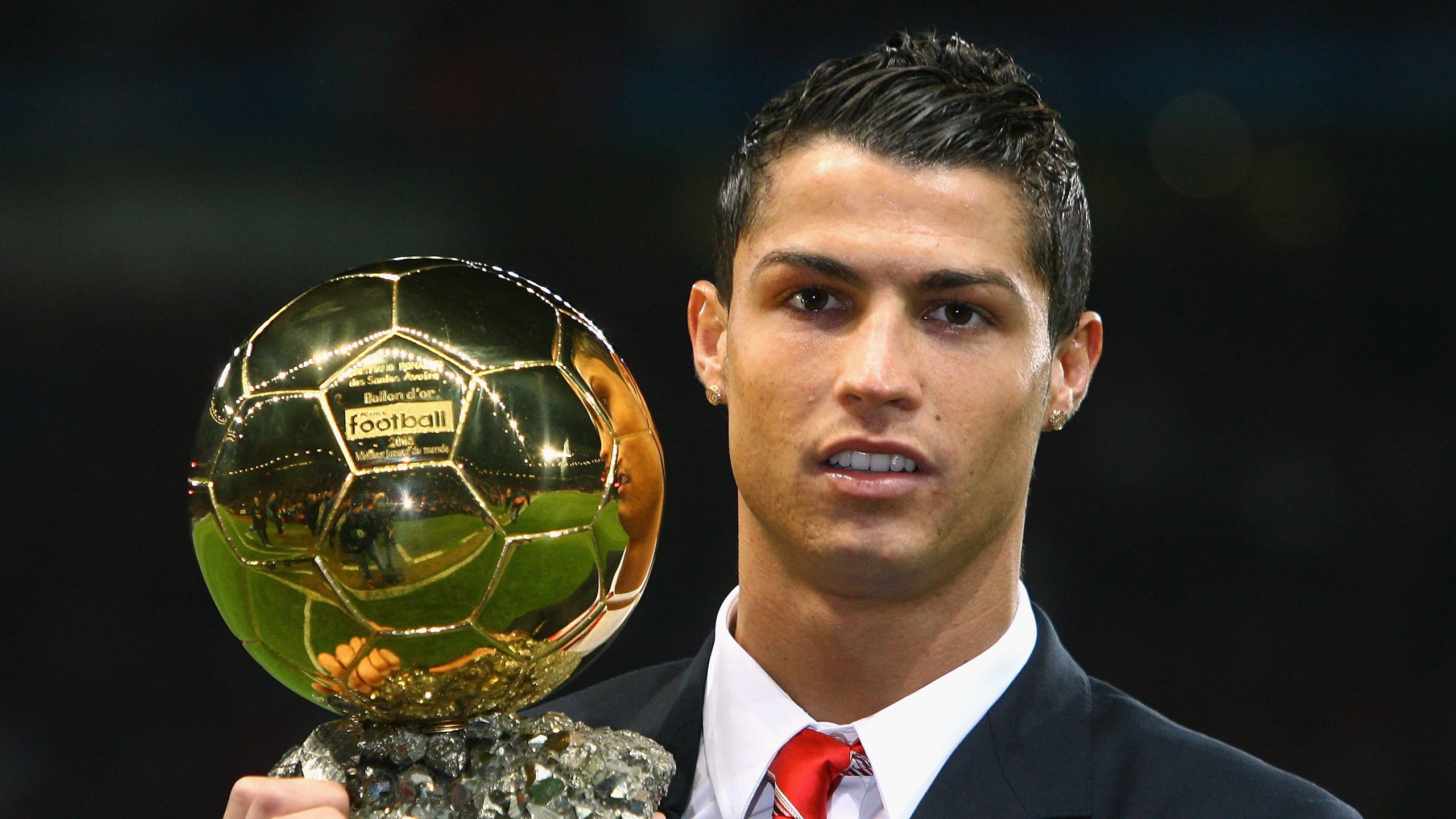 绿茵之外,当欧冠决赛的焦点,被乌克兰带走的波兰所占据